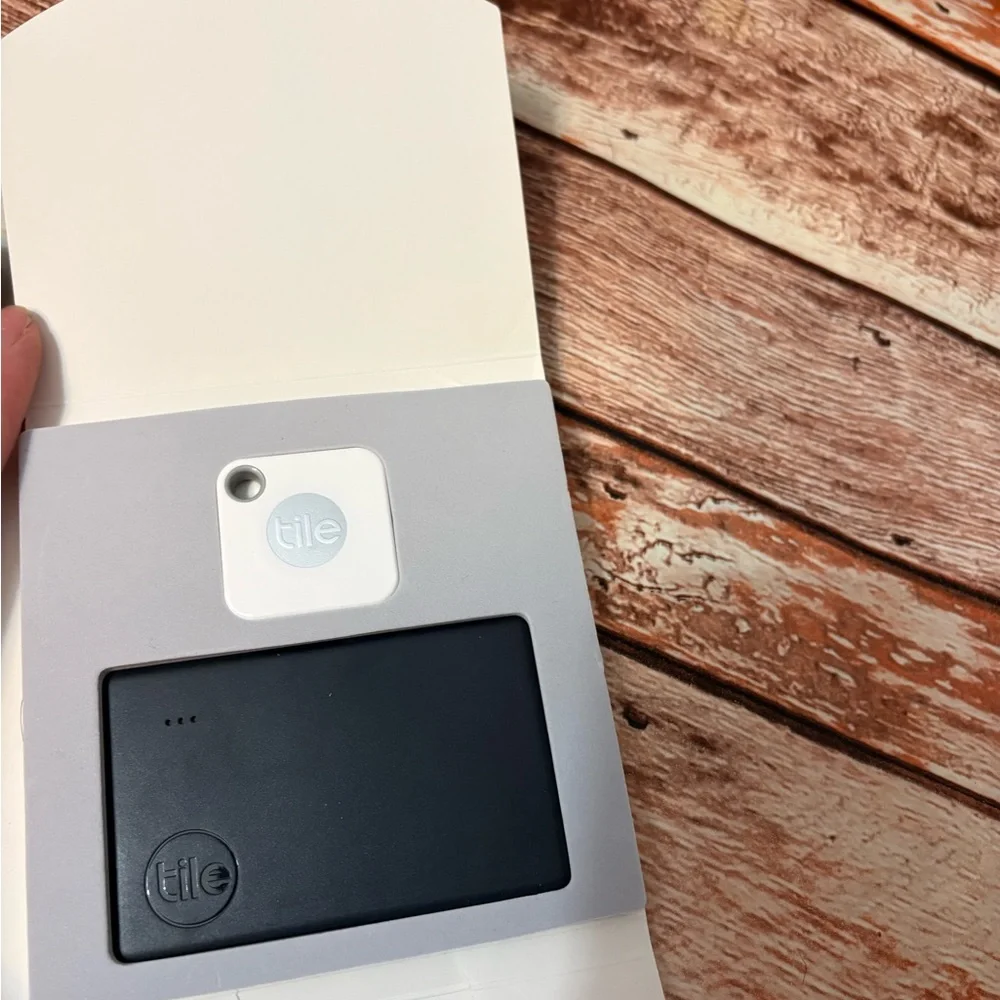 Tile Starter Pack - White & Black Trackers (2 Tiles) for wallet and keys - Picture 3 of 4